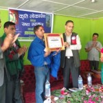नेपाली साहित्य दुत २०१४ ‘मकालु’ डा. मल्ललाई हस्तान्तरण